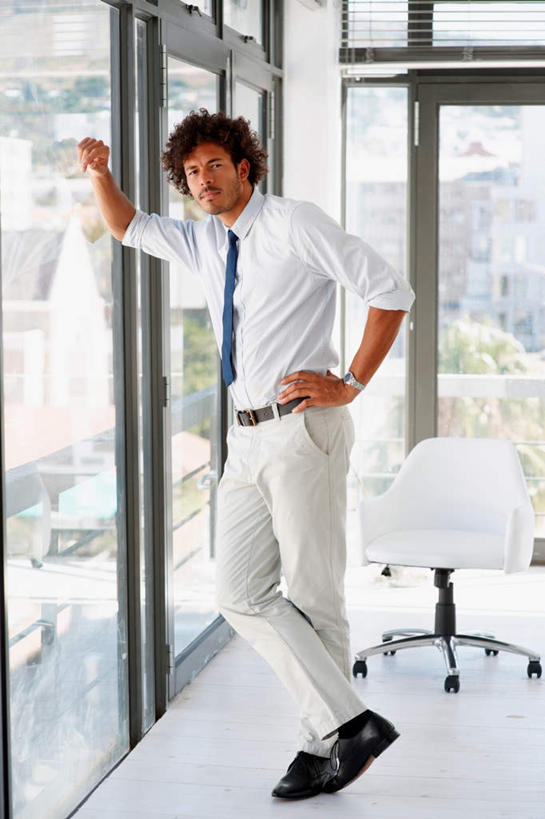 西方人,一个人,商务人士,商务男性,站,举,笑,微笑,露齿笑,竖图,室内,白天,正面,衬衫,植物,窗户,落地窗,椅子,欧洲,欧洲人,仅一个男性,仅一个人,仅一个中年男性,撑,套装,朦胧,模糊,领带,注视,腰带,手叉腰,玻璃窗,树,树木,绿色,自然,会议椅,叉腰,观察,看,托,站着,生长,成长,观看,皮带,办公椅,察看,撑着,象征,庄重,关注,商务装,身份,工薪阶层,配饰,正式,地位,商务椅,培训椅,裤带,男人,男性,中年男性,白种人,白领,上班族,举起,举手,举着,向上举,向上伸,向上托,站立,彩图,全身,衬衣