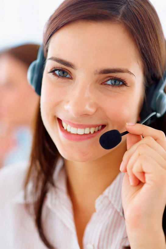 西方人,脸,头,脸颊,手,三个人,商务人士,商务男性,商务女性,坐,笑,微笑,露齿笑,竖图,室内,特写,白天,正面,衬衫,快乐,满意,幸福,欧洲,欧洲人,握,阴影,套装,朦胧,模糊,反射,影子,墙,音响,音乐,注视,娱乐,肩膀,墙壁,墙面,白色,耳机,观察,看,享受,休闲,手部,放松,握着,观看,单手,察看,舒适,享乐,关注,商务装,工薪阶层,男人,男性,年轻男性,年轻女性,女人,女性,白种人,头部,脸部,脸蛋,面部,白领,上班族,坐着,半身,彩图,衬衣