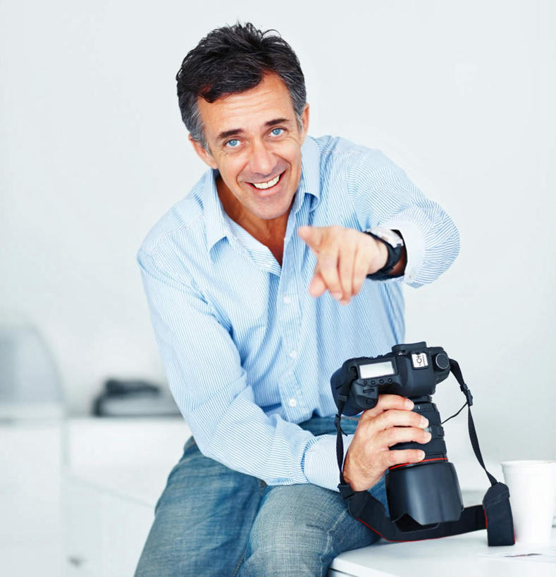 西方人,一个人,商务人士,商务男性,办公室,坐,笑,微笑,露齿笑,竖图,室内,白天,正面,衬衫,家具,桌子,相机,欧洲,欧洲人,仅一个男性,仅一个人,仅一个中年男性,握,指,阴影,套装,朦胧,模糊,时间,反射,时钟,手表,影子,办公桌,墙,拿,计时,拿着,注视,方向,墙壁,墙面,拍照,白色,数码相机,钟表,观察,看,手势,表,单反,握着,摄影,观看,单反相机,腕表,察看,指向,食指,关注,商务装,工薪阶层,办公家具,男人,男性,中年男性,白种人,白领,上班族,照相机,钟,坐着,半身,彩图,衬衣,照相