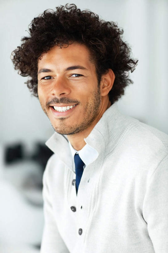 西方人,一个人,商务人士,商务男性,办公室,站,笑,微笑,露齿笑,竖图,室内,白天,正面,衬衫,家具,桌子,欧洲,欧洲人,仅一个男性,仅一个人,仅一个中年男性,套装,朦胧,模糊,办公桌,墙,领带,注视,墙壁,墙面,白色,观察,看,站着,观看,察看,象征,庄重,关注,商务装,身份,工薪阶层,办公家具,正式,地位,男人,男性,中年男性,白种人,白领,上班族,站立,半身,彩图,衬衣