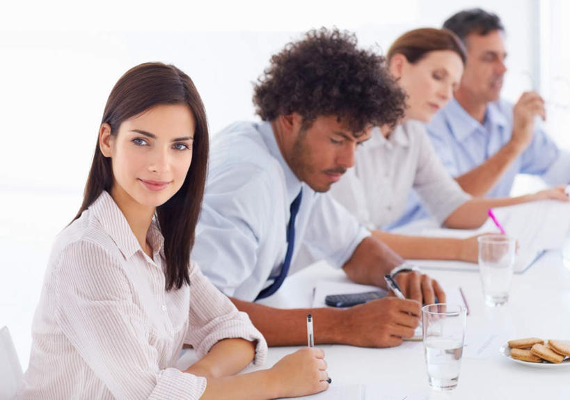 点心,西方人,四个人,伙伴,朋友,商务人士,商务男性,商务女性,办公室,坐,笑,微笑,横图,室内,白天,侧面,衬衫,友谊,合作,团队,水,窗户,家具,落地窗,桌子,杯子,餐具,欧洲,欧洲人,握,套装,朦胧,模糊,时间,笔,材料,档案,碟子,盘,时钟,手表,文件,液体,纸,办公桌,食品,办公用品,曲奇,拿,计时,拿着,扭头,注视,饮用水,玻璃窗,玻璃制品,文具,食物,盘子,手稿,水杯,学习用品,资料,碟,钟表,饼干,零食,矿泉水,观察,看,转头,表,战略,握着,观看,腕表,文具用品,证明,察看,书写,关注,文档,商务装,曲奇饼,工薪阶层,蒸馏水,曲奇饼干,办公家具,联合,合谋,配合,协作,男人,男性,女人,女性,中年男性,中年女性,白种人,白领,上班族,玻璃杯,钟,坐着,半身,彩图,衬衣