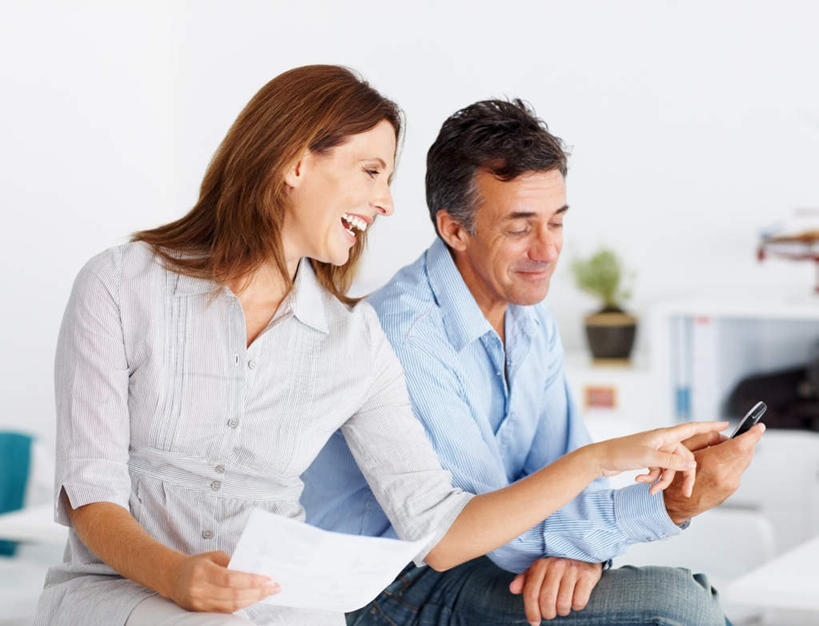 西方人,两个人,夫妻,商务人士,商务男性,商务女性,坐,笑,打电话,微笑,露齿笑,横图,室内,白天,正面,衬衫,爱情,植物,电话,手机,欧洲,欧洲人,敲打,握,阴影,套装,朦胧,模糊,反射,材料,档案,盆栽,文件,影子,盆景,浪漫,拿,拿着,扭头,注视,输入,通讯设备,绿色,自然,资料,打字,观察,看,转头,恩爱,握着,恋人,生长,成长,观看,点击,敲击,察看,关注,文档,商务装,工薪阶层,交流,按键,男人,男性,女人,女性,中年男性,中年女性,白种人,夫妇,情侣,白领,上班族,沟通,通话,坐着,半身,彩图,衬衣,伴侣