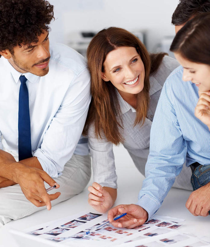 西方人,四个人,伙伴,朋友,商务人士,商务男性,商务女性,办公室,站,笑,微笑,露齿笑,竖图,室内,白天,正面,衬衫,友谊,合作,团队,家具,桌子,欧洲,欧洲人,弯腰,握,套装,笔,材料,档案,文件,纸,办公桌,墙,办公用品,拿,拿着,扭头,注视,水笔,墙壁,墙面,文具,白色,手稿,学习用品,资料,观察,看,站着,转头,战略,握着,观看,文具用品,证明,察看,关注,文档,商务装,工薪阶层,办公家具,弯身,联合,合谋,配合,协作,男人,男性,女人,女性,中年男性,中年女性,白种人,白领,上班族,站立,半身,彩图,衬衣