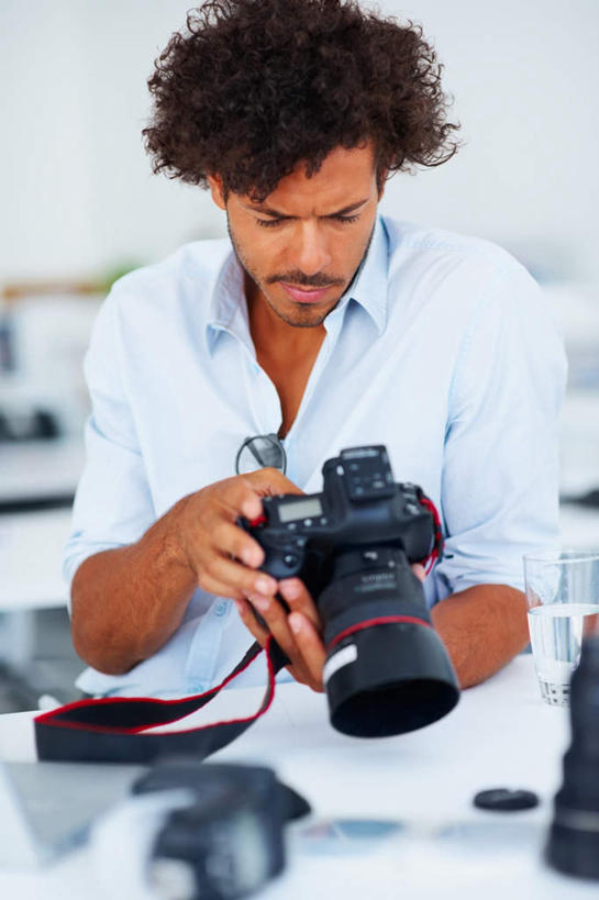 西方人,一个人,商务人士,商务男性,办公室,坐,竖图,室内,白天,正面,衬衫,家具,桌子,相机,欧洲,欧洲人,仅一个男性,仅一个人,仅一个中年男性,握,套装,朦胧,模糊,办公桌,墙,拿,拿着,注视,墙壁,墙面,拍照,白色,数码相机,低头,观察,看,单反,握着,摄影,观看,单反相机,察看,关注,商务装,工薪阶层,办公家具,男人,男性,中年男性,白种人,白领,上班族,照相机,坐着,半身,彩图,衬衣,照相