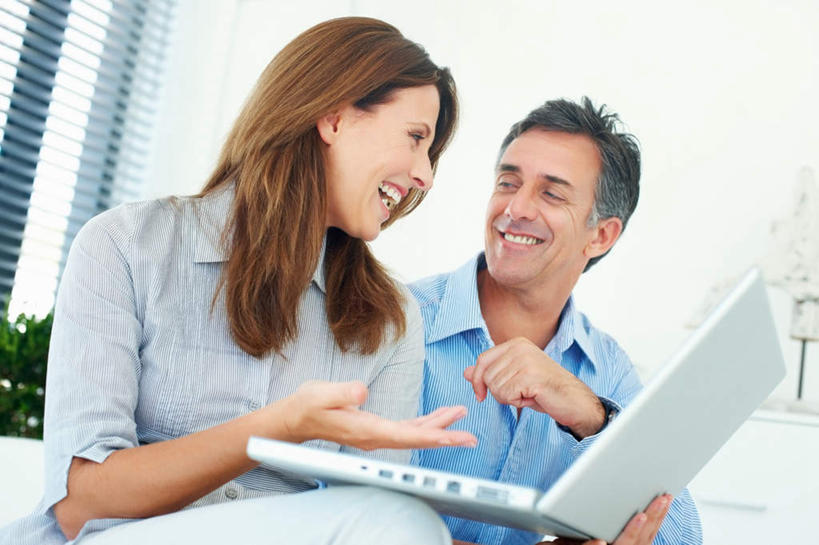 西方人,两个人,伙伴,朋友,商务人士,商务男性,商务女性,坐,笑,微笑,露齿笑,横图,室内,白天,仰视,衬衫,友谊,合作,团队,电脑,笔记本电脑,植物,窗户,沙发,欧洲,欧洲人,握,套装,朦胧,模糊,网络,盆栽,百叶窗,墙,盆景,扭头,注视,通讯设备,墙壁,墙面,绿色,白色,自然,观察,看,转头,战略,握着,生长,成长,观看,察看,无线,关注,通信设备,商务装,无线网络,布艺沙发,无线上网,便携式电脑,工薪阶层,联合,合谋,配合,协作,手提电脑,男人,男性,女人,女性,中年男性,中年女性,白种人,白领,上班族,坐着,半身,彩图,低角度拍摄,衬衣