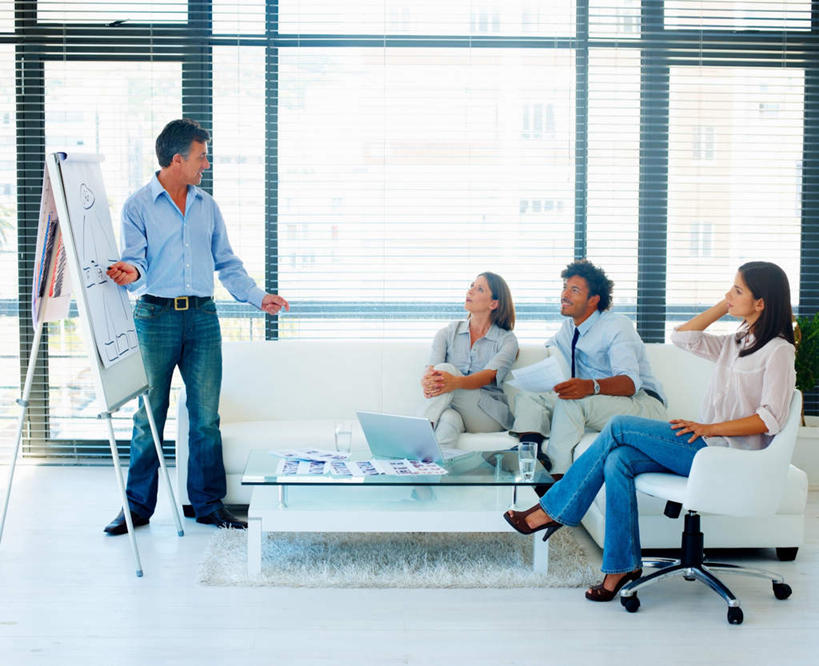 西方人,伙伴,朋友,商务人士,商务男性,商务女性,站,坐,说,横图,室内,白天,正面,衬衫,讨论,友谊,合作,团队,电脑,笔记本电脑,窗户,落地窗,沙发,桌子,椅子,玻璃,欧洲,欧洲人,撑,套装,朦胧,模糊,时间,网络,时钟,手表,领带,二郎腿,计时,茶几,扭头,托腮,注视,通讯设备,玻璃窗,玻璃制品,白板,会议椅,钟表,观察,看,托,站着,转头,表,战略,观看,办公椅,腕表,察看,无线,象征,庄重,关注,托下巴,通信设备,商务装,身份,无线网络,记录板,布艺沙发,无线上网,便携式电脑,工薪阶层,记事板,联合,合谋,正式,地位,商务椅,培训椅,交流,配合,协作,手提电脑,白种人,白领,上班族,钟,沟通,讲话,交谈,商讨,说话,谈话,站立,坐着,彩图,全身,衬衣