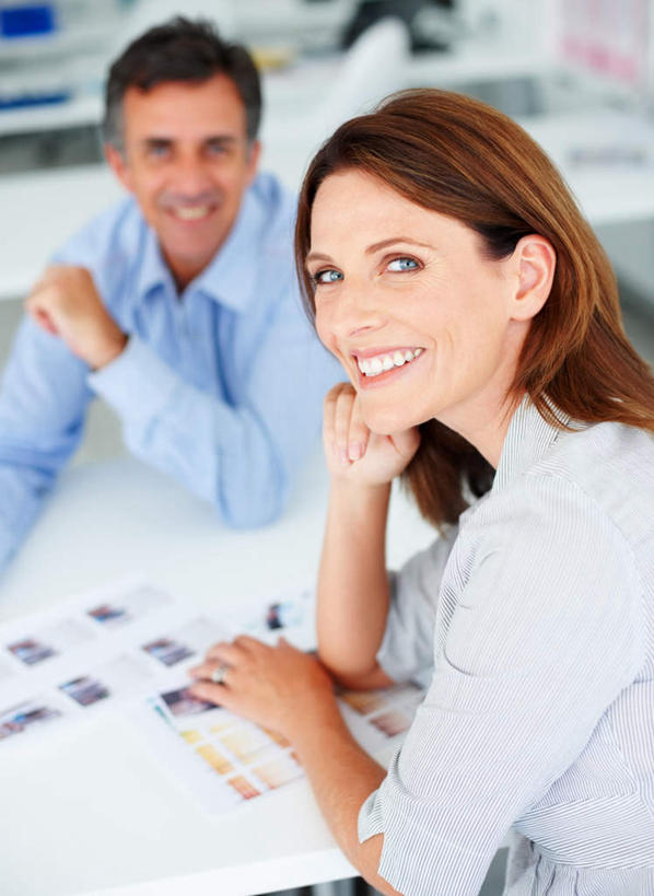 西方人,两个人,伙伴,朋友,商务人士,商务男性,商务女性,办公室,坐,笑,微笑,露齿笑,竖图,俯视,室内,白天,衬衫,友谊,合作,团队,家具,桌子,欧洲,欧洲人,撑,套装,朦胧,模糊,时间,时钟,手表,图片,办公桌,计时,托腮,注视,钟表,观察,看,托,表,战略,观看,腕表,察看,关注,托下巴,商务装,工薪阶层,办公家具,联合,合谋,配合,协作,男人,男性,女人,女性,中年男性,中年女性,白种人,白领,上班族,钟,抬头,仰头,坐着,半身,彩图,高角度拍摄,衬衣