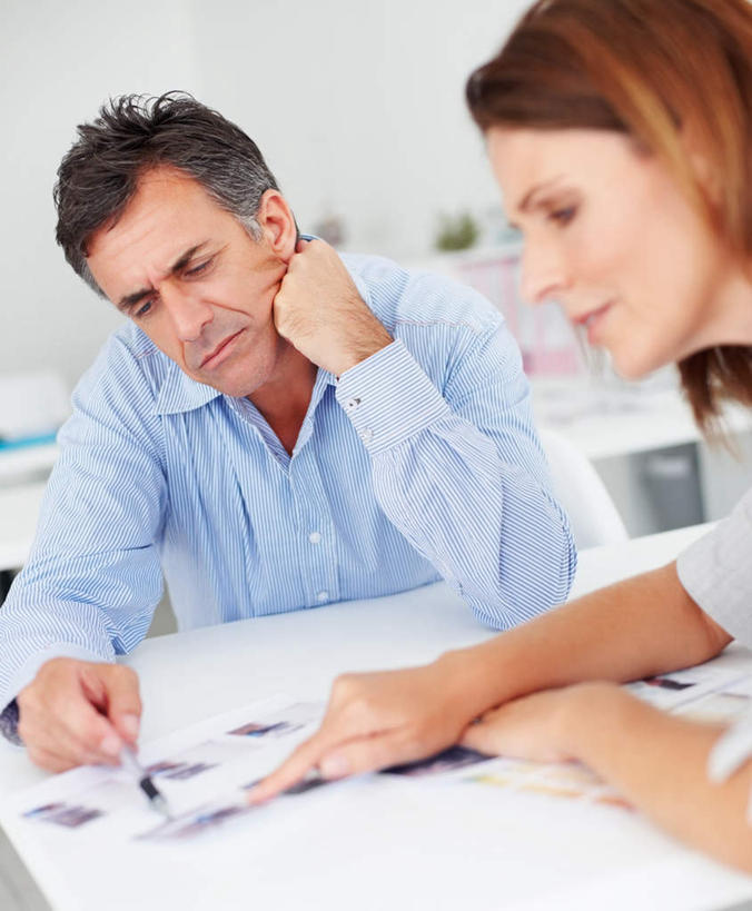 西方人,两个人,伙伴,朋友,商务人士,商务男性,商务女性,办公室,坐,闭眼,笑,微笑,竖图,室内,白天,正面,衬衫,友谊,合作,团队,家具,桌子,欧洲,欧洲人,撑,握,套装,朦胧,模糊,材料,档案,文件,纸,办公桌,墙,拿,拿着,托腮,注视,墙壁,墙面,白色,手稿,资料,观察,看,托,战略,握着,观看,证明,察看,关注,托下巴,文档,商务装,工薪阶层,办公家具,联合,合谋,配合,协作,男人,男性,女人,女性,中年男性,中年女性,白种人,白领,上班族,闭眼睛,闭着眼,闭着眼睛,坐着,半身,彩图,衬衣