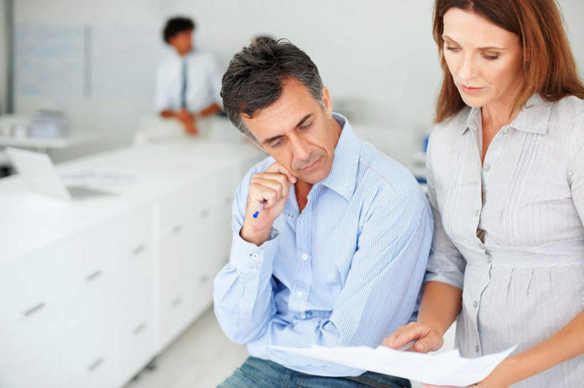 西方人,四个人,伙伴,朋友,商务人士,商务男性,商务女性,办公室,站,坐,笑,微笑,横图,照片,室内,白天,正面,衬衫,友谊,合作,团队,家具,桌子,欧洲,欧洲人,握,指,套装,朦胧,模糊,笔,办公桌,墙,办公用品,拿,拿着,扭头,注视,方向,水笔,墙壁,墙面,文具,白色,学习用品,观察,看,手势,站着,转头,战略,握着,摄影,观看,文具用品,察看,指向,食指,关注,商务装,工薪阶层,办公家具,联合,合谋,配合,协作,男人,男性,女人,女性,中年男性,中年女性,白种人,白领,上班族,相片,站立,坐着,半身,彩图,衬衣,拍摄,照相