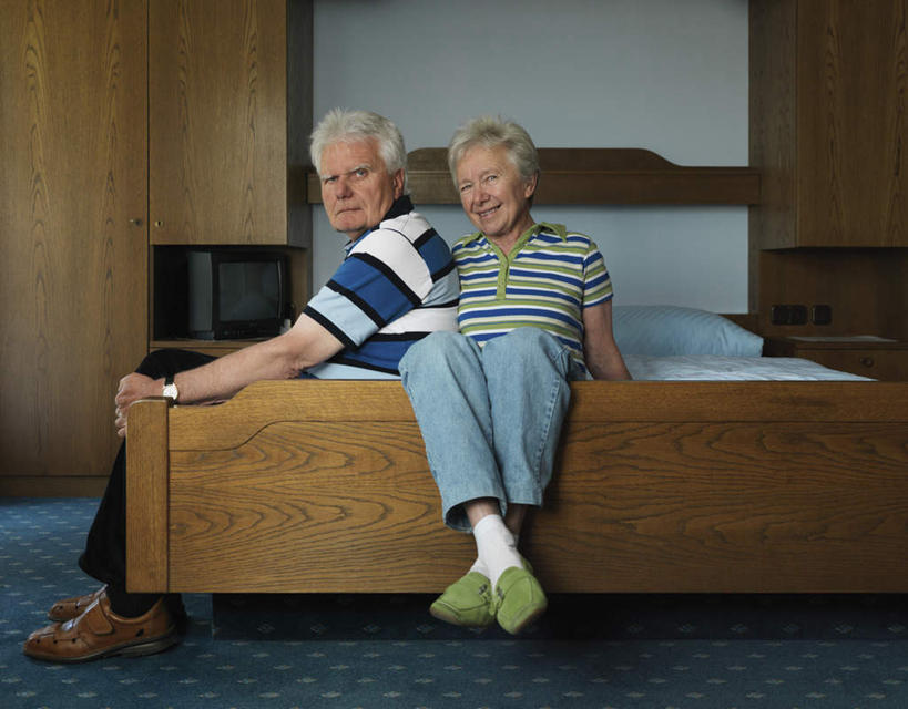 西方人,老年人,两个人,家庭,夫妻,坐,笑,微笑,露齿笑,横图,室内,白天,正面,爱情,床,柜子,靠垫,卧室,欧洲,欧洲人,服装,时间,时钟,手表,双人床,床单,靠枕,浪漫,计时,扭头,注视,休闲装,被子,衣服,垫子,衣橱,枕头,钟表,观察,看,转头,休闲,温暖,温馨,一家人,休闲服,表,恩爱,恋人,服饰,观看,腕表,和睦,察看,被单,关注,更衣橱,老年男性,老年女性,男人,男性,女人,女性,白种人,夫妇,情侣,钟,坐着,彩图,全身,睡房,卧房,伴侣,融洽