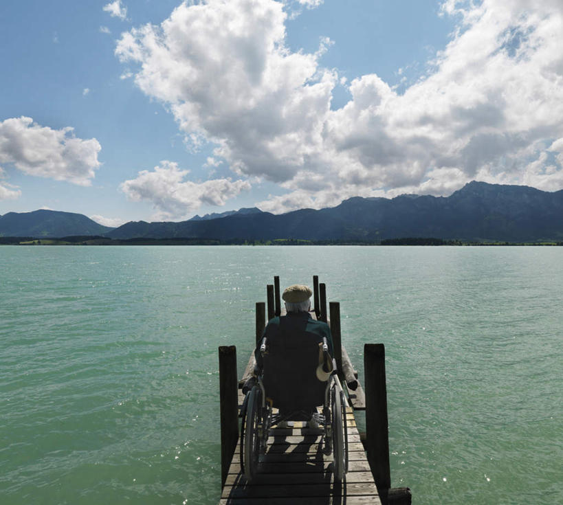 西方人,一个人,病人,码头,坐,横图,室外,白天,湖,湖泊,山,山脉,水,港口,帽子,欧洲,欧洲人,仅一个男性,仅一个人,阴影,服装,光线,工具,影子,湖面,山峰,水流,水面,云,云朵,山峦,云彩,休闲装,背面,衣服,蓝色,白云,蓝天,天空,阳光,轮椅,湖水,群山,天,复健,仅一个老年男性,休闲,康复,休闲服,器械,服饰,晴朗,医疗设备,病患,贝雷帽,医疗器械,残疾,残疾人,医疗工具,伤残,辅助设备,残障,弱势群体,老年男性,男人,男性,白种人,患者,就医者,晴空,坐着,彩图,全身,摆渡口,埠头,渡口,渡头,港湾,海港,货运码头,口岸,商港