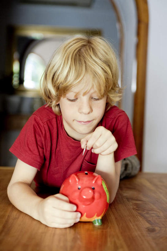 西方人,儿童,一个人,坐,竖图,室内,白天,正面,纯洁,钱,桌面,桌子,欧洲,欧洲人,仅一个男性,仅一个人,握,阴影,服装,反射,木制,钱币,影子,墙,拿,拿着,注视,休闲装,墙壁,墙面,小孩,衣服,白色,木制品,容器,低头,观察,看,仅一个小孩,休闲,休闲服,储蓄罐,器皿,可爱,童年,童趣,储蓄,存钱,握着,金融,理财,服饰,经济,观看,察看,资金,存钱罐,关注,存款,流通,贸易,童真,烂漫,无邪,贮钱罐,储钱罐,扑满,天真,货币,现金,硬币,男孩,男人,男性,白种人,孩子,坐着,半身,彩图,男生