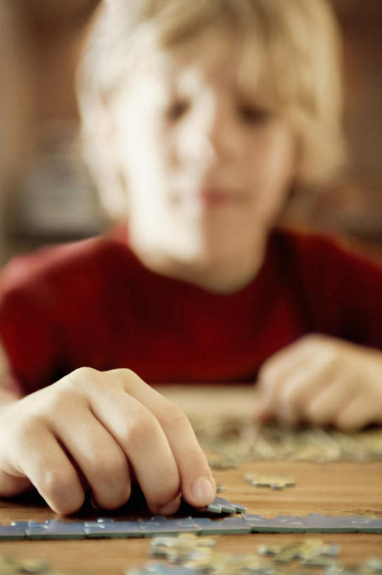 西方人,儿童,一个人,坐,笑,微笑,竖图,室内,白天,正面,游戏,纯洁,成功,合作,团队,集体,信心,桌面,桌子,拼图,欧洲,欧洲人,仅一个男性,仅一个人,连接,握,组合,服装,朦胧,模糊,木制,拿,玩,拿着,注视,休闲装,娱乐,队伍,小孩,衣服,木制品,观察,看,仅一个小孩,休闲,休闲服,可爱,童年,童趣,握着,服饰,观看,活动,链接,察看,成就,发泄,关注,消遣,智力,拼接,拼凑,智力游戏,合伙,童真,烂漫,无邪,宣泄,拼合,凑集,聚合,撮合,链结,趣味,策略,天真,男孩,男人,男性,白种人,孩子,玩耍,嬉戏,坐着,半身,彩图,男生