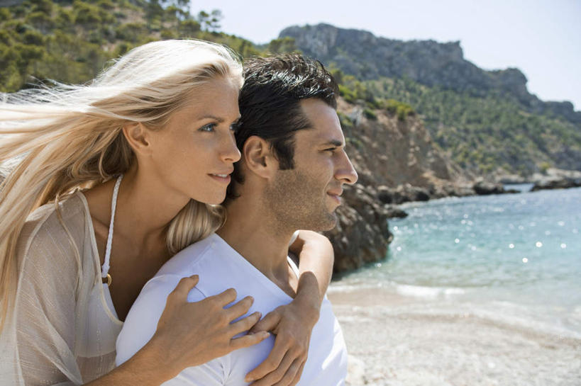 西方人,两个人,站,抱,笑,微笑,横图,室外,白天,侧面,爱情,海浪,海洋,沙滩,山,山脉,树林,植物,欧洲,欧洲人,服装,沙子,海岸,浪花,山峰,沙地,山峦,浪漫,注视,休闲装,树,树木,衣服,蓝色,绿色,蓝天,天空,自然,海水,群山,天,观察,看,站着,休闲,温暖,温馨,休闲服,恩爱,恋人,服饰,生长,晴朗,成长,抱着,观看,和睦,察看,搂着,关注,海景,万里无云,男人,男性,年轻男性,年轻女性,女人,女性,白种人,情侣,大海,风浪,海,海水的波动,海滩,近岸浪,涌浪,晴空,晴空万里,搂,搂抱,站立,半身,彩图,伴侣,融洽