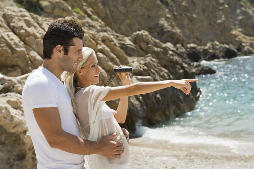 西方人,两个人,站,抱,笑,微笑,露齿笑,横图,室外,白天,正面,爱情,仪器,科技,海浪,海洋,沙滩,山,山脉,树林,植物,欧洲,欧洲人,眺望,握,指,服装,检查,研究,反射,分析,科学,沙子,望远镜,海岸,浪花,山峰,沙地,山峦,浪漫,拿,拿着,注视,休闲装,方向,树,树木,衣服,蓝色,绿色,蓝天,天空,自然,海水,群山,天,观察,看,手势,站着,休闲,温暖,温馨,休闲服,恩爱,清晰,探索,握着,恋人,服饰,生长,放大,晴朗,成长,抱着,观看,仔细,和睦,科研,察看,科学技术,瞭望,搂着,指向,聚焦,食指,关注,海景,远视镜,瞭望镜,万里无云,光学,清楚,双筒镜,双筒望远镜,男人,男性,年轻男性,年轻女性,女人,女性,白种人,情侣,大海,风浪,海,海水的波动,海滩,近岸浪,涌浪,晴空,晴空万里,搂,搂抱,站立,半身,彩图,伴侣,融洽,光学仪器,千里镜