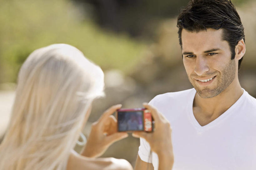 西方人,脸,头,脸颊,手,背部,两个人,站,笑,微笑,露齿笑,横图,室外,特写,白天,正面,爱情,草地,草坪,沙滩,植物,相机,欧洲,欧洲人,双手,握,服装,朦胧,模糊,沙子,海岸,沙地,浪漫,拿,拿着,注视,休闲装,肩膀,草,拍照,衣服,绿色,数码相机,观察,看,站着,休闲,温暖,温馨,手部,休闲服,恩爱,握着,恋人,摄影,服饰,观看,和睦,察看,关注,男人,男性,年轻男性,年轻女性,女人,女性,白种人,头部,脸部,脸蛋,面部,情侣,照相机,海滩,站立,半身,彩图,照相,伴侣,融洽