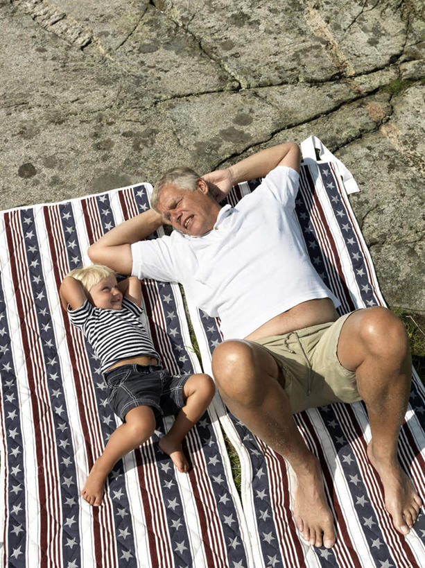 西方人,儿童,老年人,腿部,脚,脚趾,脚趾甲,腿,两个人,家庭,祖父,躺,笑,微笑,露齿笑,竖图,俯视,室外,白天,纯洁,石头,纺织品,欧洲,欧洲人,抱头,服装,装饰,编织,毛毯,石子,毯子,手工艺品,织物,扭头,注视,休闲装,光脚,纺织,小孩,衣服,工艺品,垫子,观察,看,转头,休闲,温暖,温馨,一家人,赤脚,休闲服,可爱,童年,童趣,服饰,爷爷,观看,祖孙,华丽,修饰,点缀,和睦,察看,双手抱头,关注,童真,烂漫,无邪,外公,外祖父,外孙,外孙子,衬托,美观,雅致,雅观,捧首,捧头,卧着,天真,老年男性,男孩,男人,男性,白种人,孩子,脚指甲,孙子,石块,岩石,躺着,卧,彩图,高角度拍摄,全身,融洽,男生