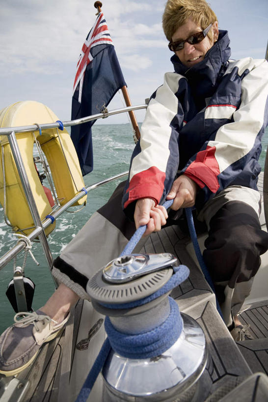 帆船,西方人,一个人,坐,笑,微笑,露齿笑,竖图,室外,白天,正面,运动服,技术,海浪,海洋,建筑,船,欧洲,欧洲人,仅一个女性,仅一个人,一艘,握,阴影,服装,光线,墨镜,眼镜,影子,浪花,云,云朵,云彩,注视,设备,施工,衣服,蓝色,白云,蓝天,天空,阳光,海水,太阳镜,太阳眼镜,交通工具,天,观察,看,仅一个中年女性,机械,起重机,遮阳镜,握着,服饰,晴朗,观看,工程,察看,衣着,穿着,关注,载具,海景,衣饰,滑车,起重滑车,女人,女性,中年女性,白种人,大海,风浪,海,海水的波动,近岸浪,涌浪,晴空,坐着,彩图,全身,运动装