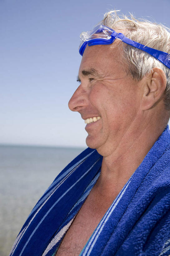 西方人,脸,头,脸颊,一个人,站,笑,微笑,露齿笑,竖图,室外,特写,白天,正面,海浪,海洋,欧洲,欧洲人,仅一个男性,仅一个人,仅一个中年男性,朦胧,模糊,纺织物,眼镜,泳镜,浪花,水平线,辽阔,海平线,注视,肩膀,蓝色,蓝天,天空,海水,游泳眼镜,毛巾,天,观察,看,清洁,站着,广阔,晴朗,观看,保暖,一望无际,察看,关注,海景,透气,防水,万里无云,无边无际,一马平川,储水,耐磨,吸水,男人,男性,中年男性,白种人,头部,脸部,脸蛋,面部,大海,风浪,海,海水的波动,近岸浪,涌浪,晴空,晴空万里,站立,半身,彩图,水天相接,水天一线