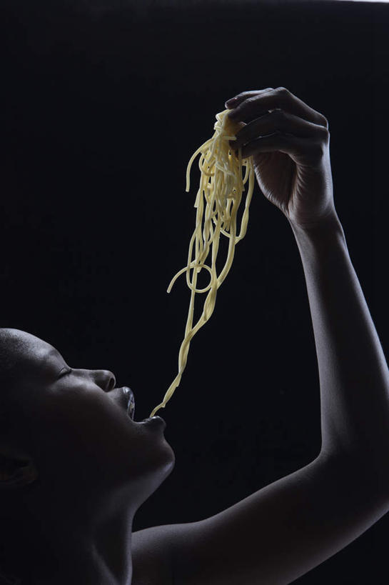 面食,面条,意大利面,西方人,脸,头,脸颊,手,一个人,举,闭眼,吃,竖图,室内,特写,白天,侧面,西餐,欧洲,非洲,黑人,欧洲人,仅一个年轻女性,仅一个女性,仅一个人,握,阴影,黑色背景,反射,影子,面,料理,食品,拿,拿着,肩膀,食物,托,张嘴,手部,西式,握着,摄影,影棚,单手,张大嘴巴,年轻女性,女人,女性,非洲人,头部,脸部,脸蛋,面部,张开嘴,闭眼睛,闭着眼,闭着眼睛,举起,举手,举着,嚼,食,抬头,向上举,向上伸,向上托,仰头,半身,彩图,影棚拍摄,拍摄