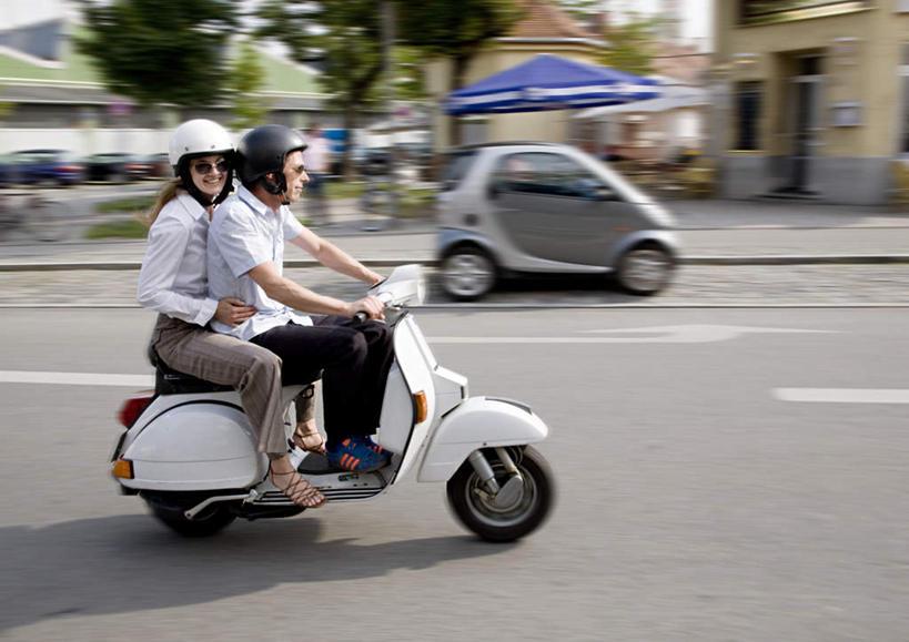 西方人,中年人,两个人,家庭,夫妻,坐,笑,微笑,露齿笑,横图,室外,白天,侧面,爱情,植物,道路,路,公路,摩托车,汽车,帽子,欧洲,欧洲人,一辆,握,服装,朦胧,模糊,包,墨镜,书包,头盔,眼镜,分界线,停车线,交通,浪漫,扭头,注视,休闲装,车,树,树木,衣服,绿色,自然,安全帽,背包,太阳镜,太阳眼镜,交通工具,轿车,观察,驾驶,看,行驶,转头,休闲,温暖,温馨,一家人,休闲服,遮阳镜,恩爱,握着,恋人,服饰,生长,成长,观看,车行道,车行道分界线,操纵,单肩包,和睦,控制,察看,关注,载具,标线,操控,车行线,把持,男人,男性,女人,女性,中年男性,中年女性,白种人,夫妇,情侣,马路,坐着,彩图,全身,伴侣,融洽