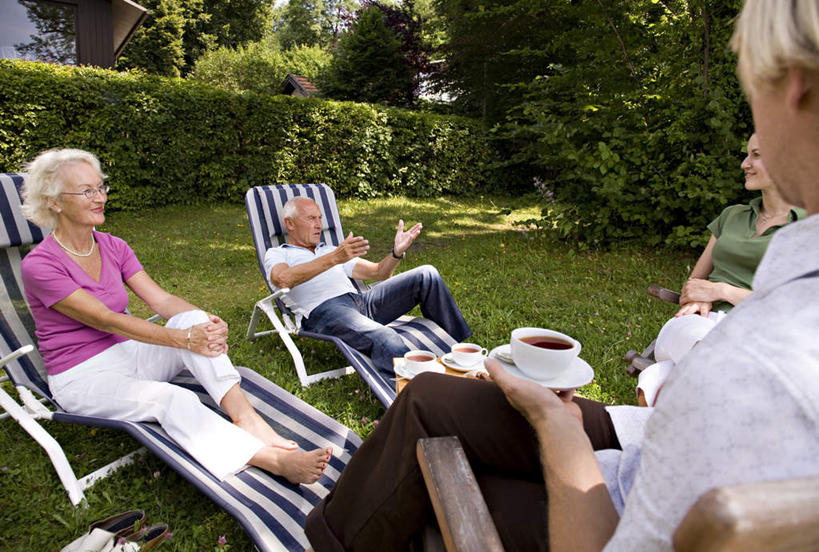 点心,西方人,中年人,背部,四个人,家庭,夫妻,母亲,父亲,女儿,儿子,坐,躺,笑,说,微笑,露齿笑,横图,室外,白天,正面,爱情,讨论,幸福,草地,草坪,树林,植物,茶,桌子,杯子,餐具,椅子,欧洲,欧洲人,服装,木制,碟子,盘,躺椅,红茶,茶叶,食品,曲奇,浪漫,茶几,注视,休闲装,娱乐,草,树,树木,食物,衣服,绿色,自然,盘子,木制品,水杯,碟,饼干,零食,观察,看,享受,休闲,温暖,温馨,父女,父子,母女,母子,一家人,休闲服,恩爱,放松,父爱,乐趣,恋人,服饰,生长,成长,观看,沙滩椅,和睦,察看,提神,舒适,关注,醒脑,曲奇饼,曲奇饼干,卧着,交流,老年男性,老年女性,男人,男性,女人,女性,中年男性,中年女性,白种人,夫妇,情侣,茶杯,沟通,讲话,交谈,商讨,说话,谈话,躺着,卧,坐着,半身,彩图,伴侣,融洽