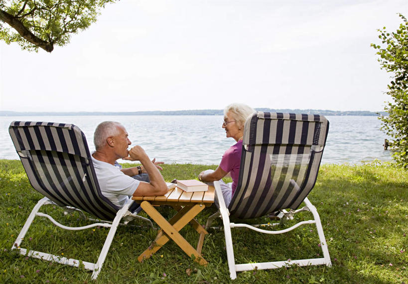 西方人,老年人,两个人,家庭,夫妻,坐,笑,微笑,露齿笑,横图,室外,白天,爱情,草地,草坪,海浪,海洋,植物,桌子,椅子,欧洲,欧洲人,撑,阴影,服装,光线,木制,影子,躺椅,浪花,水平线,云,云朵,辽阔,海平线,两杯,浪漫,云彩,茶几,扭头,托腮,注视,休闲装,草,树,树木,背面,衣服,蓝色,绿色,白云,蓝天,天空,阳光,自然,海水,木制品,天,观察,看,托,转头,休闲,广阔,温暖,温馨,一家人,休闲服,恩爱,恋人,服饰,生长,晴朗,成长,观看,一望无际,沙滩椅,和睦,察看,关注,托下巴,海景,无边无际,一马平川,老年男性,老年女性,男人,男性,女人,女性,白种人,夫妇,情侣,大海,风浪,海,海水的波动,近岸浪,涌浪,晴空,坐着,彩图,全身,伴侣,融洽,水天相接,水天一线