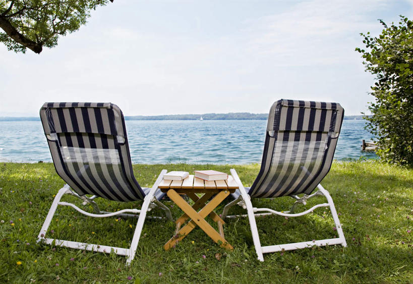 无人,横图,室外,白天,正面,旅游,度假,草地,草坪,海浪,海洋,美景,植物,桌子,椅子,阴影,光线,木制,影子,躺椅,景观,浪花,水平线,云,云朵,辽阔,海平线,两杯,云彩,茶几,娱乐,草,树,树木,蓝色,绿色,白云,蓝天,天空,阳光,自然,海水,木制品,天,享受,休闲,广阔,景色,放松,生长,晴朗,成长,一望无际,沙滩椅,自然风光,海景,无边无际,一马平川,大海,风浪,海,海水的波动,近岸浪,涌浪,晴空,彩图,水天相接,水天一线