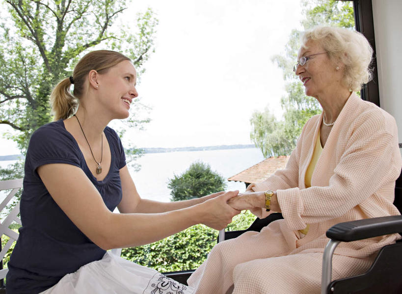 西方人,两个人,家庭,母亲,女儿,病人,坐,握手,笑,微笑,露齿笑,横图,室内,白天,侧面,湖,湖泊,水,植物,窗户,落地窗,项链,椅子,欧洲,欧洲人,服装,工具,木椅,湖面,水流,水面,注视,休闲装,玻璃窗,装饰品,树,树木,衣服,绿色,自然,轮椅,饰品,首饰,湖水,复健,观察,看,休闲,康复,温暖,温馨,母女,一家人,休闲服,器械,母爱,服饰,生长,成长,观看,和睦,察看,医疗设备,关注,病患,医疗器械,残疾,残疾人,医疗工具,伤残,辅助设备,残障,弱势群体,老年女性,女人,女性,中年女性,白种人,患者,就医者,搀手,拉手,手拉手,手握手,坐着,半身,彩图,融洽