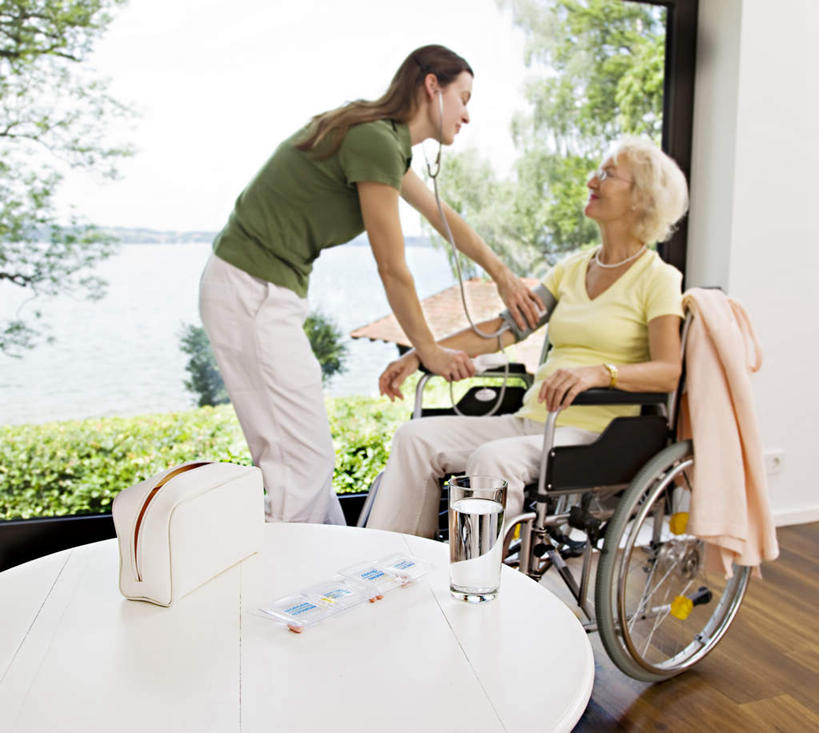 西方人,两个人,家庭,母亲,女儿,病人,站,坐,笑,微笑,露齿笑,横图,室内,白天,侧面,安全,水,窗户,地板,落地窗,桌面,桌子,杯子,欧洲,欧洲人,弯腰,握,服装,测量,木制,工具,药剂,药丸,液体,刻度,墙,防护,地面,拿,听,拿着,注视,休闲装,饮用水,药片,木地板,玻璃窗,墙壁,墙面,玻璃制品,衣服,白色,轮椅,木制品,水杯,听诊器,药品,矿泉水,复健,观察,看,站着,休闲,康复,温暖,温馨,母女,一家人,休闲服,器械,母爱,治疗,握着,服饰,观看,测量工具,保护,药物,和睦,察看,医疗,医疗设备,血压计,关注,病患,医疗器械,保险,预防,残疾,残疾人,医疗工具,蒸馏水,伤残,量具,量仪,弯身,血压表,辅助设备,残障,弱势群体,检测工具,平安,老年女性,女人,女性,中年女性,白种人,患者,就医者,玻璃杯,站立,坐着,彩图,全身,融洽