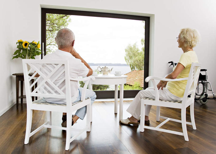 西方人,老年人,两个人,家庭,夫妻,病人,坐,横图,室内,白天,正面,爱情,幸福,草地,草坪,太阳,植物,窗户,落地窗,桌面,桌子,向日葵,杯子,椅子,欧洲,欧洲人,服装,盛开,木制,瓷器,木椅,墙,咖啡杯,陶瓷制品,浪漫,花蕾,休闲装,玻璃窗,墙壁,墙面,草,花,花瓣,花朵,鲜花,树,树木,衣服,绿色,白色,自然,木制品,花苞,花蕊,休闲,温暖,温馨,一家人,休闲服,恩爱,恋人,服饰,生长,成长,和睦,病患,瓷杯,残疾,残疾人,光辉,伤残,沉默,忠诚,勇敢,残障,弱势群体,投缘,爱慕,高傲,朝阳花,葵花,望日莲,向阳花,转日莲,老年男性,老年女性,男人,男性,女人,女性,白种人,夫妇,情侣,患者,就医者,坐着,半身,彩图,伴侣,融洽