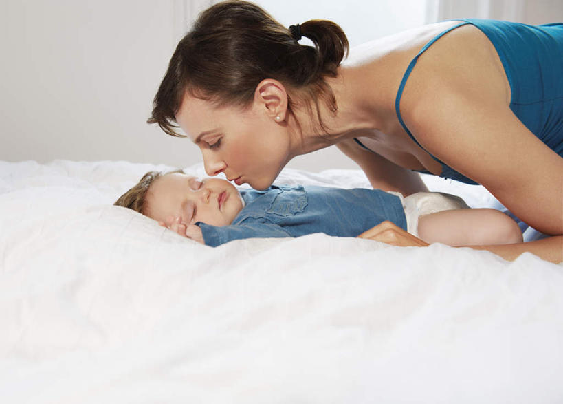 西方人,婴儿,儿童,中年人,两个人,家庭,母亲,躺,闭眼,吻,横图,室内,白天,侧面,婴儿服装,纯洁,床,卧室,吊带,欧洲,欧洲人,服装,双人床,床单,吊带衫,被子,小孩,衣服,趴着,温暖,温馨,一家人,可爱,母爱,童年,童趣,服饰,活泼,和睦,被单,衣着,穿着,宝宝,童真,纯真,烂漫,无邪,母婴,衣饰,卧着,伶俐,天真,女人,女性,中年女性,白种人,孩子,闭眼睛,闭着眼,闭着眼睛,趴,亲,亲吻,躺着,卧,半身,彩图,婴儿服,睡房,卧房,融洽