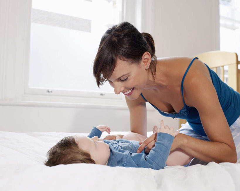 西方人,婴儿,儿童,中年人,两个人,家庭,母亲,躺,握手,笑,微笑,横图,室内,白天,正面,婴儿服装,纯洁,窗户,床,卧室,吊带,欧洲,欧洲人,服装,墙,双人床,床单,吊带衫,被子,玻璃窗,墙壁,墙面,小孩,衣服,白色,趴着,温暖,温馨,一家人,可爱,母爱,童年,童趣,服饰,活泼,和睦,被单,衣着,穿着,宝宝,童真,纯真,烂漫,无邪,母婴,衣饰,卧着,伶俐,天真,女人,女性,中年女性,白种人,孩子,搀手,拉手,趴,手拉手,手握手,躺着,卧,半身,彩图,婴儿服,睡房,卧房,融洽