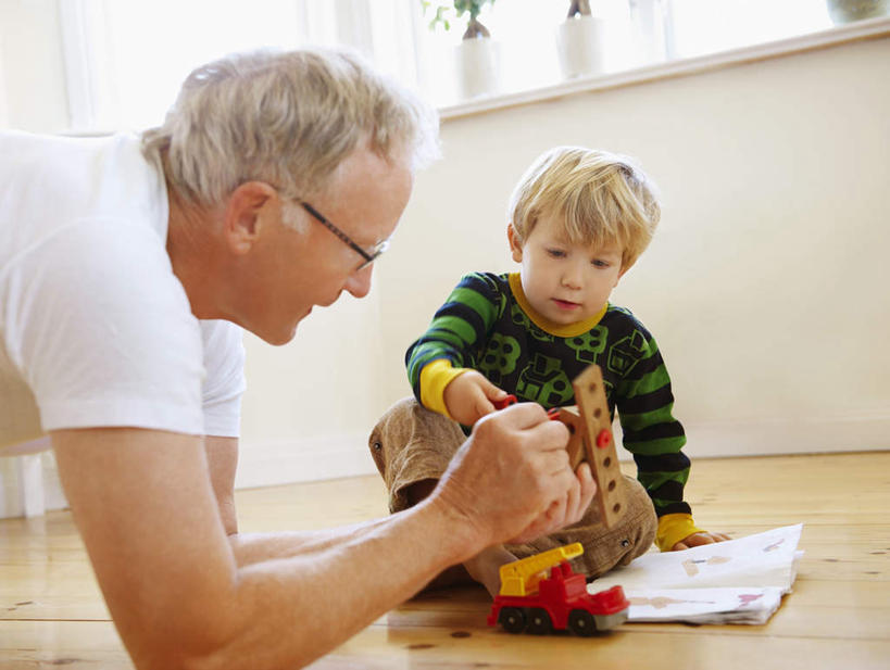 西方人,儿童,老年人,两个人,家庭,祖父,坐,笑,微笑,露齿笑,横图,室内,白天,正面,游戏,纯洁,智慧,窗户,地板,书籍,玩具,欧洲,欧洲人,撑,握,服装,墙,地面,拿,玩,拿着,注视,休闲装,娱乐,木地板,玻璃窗,墙壁,墙面,小孩,衣服,白色,观察,看,休闲,温暖,温馨,一家人,休闲服,积木,可爱,童年,童趣,益智,握着,服饰,爷爷,观看,活动,祖孙,和睦,察看,撑着,思维,发泄,关注,消遣,智力,想象,童真,烂漫,无邪,外公,外祖父,外孙,外孙子,宣泄,天真,老年男性,男孩,男人,男性,白种人,孩子,孙子,书,图书,玩耍,嬉戏,坐着,半身,彩图,融洽,男生