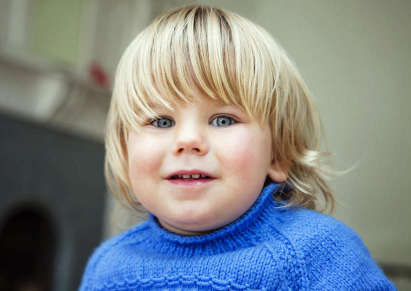 西方人,婴儿,儿童,脸,头,脸颊,一个人,坐,笑,微笑,横图,室内,特写,白天,正面,毛衣,纯洁,欧洲,欧洲人,仅一个人,朦胧,模糊,墙,注视,肩膀,墙壁,墙面,小孩,白色,观察,看,可爱,活泼,观看,察看,关注,宝宝,线衫,纯真,烂漫,无邪,伶俐,天真,白种人,孩子,头部,脸部,脸蛋,面部,坐着,半身,彩图,绒衣,套衫,套头毛衣,线衣