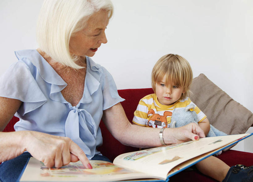 西方人,儿童,老年人,两个人,家庭,祖母,客厅,坐,抱,笑,说,微笑,露齿笑,横图,室内,白天,正面,讨论,游戏,纯洁,沙发,熊,书籍,玩具,欧洲,欧洲人,一本,指,服装,玩偶,墙,泰迪熊,玩,注视,休闲装,方向,娱乐,墙壁,墙面,一只,小孩,衣服,白色,玩具熊,观察,看,手势,休闲,温暖,温馨,一家人,休闲服,可爱,童年,童趣,益智,服饰,毛绒玩具,奶奶,抱着,观看,祖孙,安慰,和睦,察看,起居室,搂着,指向,食指,发泄,关注,消遣,布艺沙发,童真,烂漫,无邪,外婆,外祖母,外孙,外孙子,宣泄,罗斯福熊,客堂,交流,天真,老年女性,男孩,女人,女性,白种人,孩子,孙子,书,图书,沟通,讲话,交谈,搂,搂抱,商讨,说话,谈话,玩耍,嬉戏,坐着,半身,彩图,融洽,男生