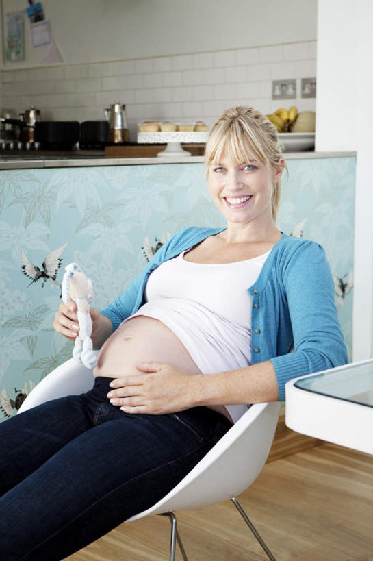 西方人,孕妇,一个人,坐,捧,笑,微笑,露齿笑,竖图,室内,白天,正面,婴儿服装,柜子,椅子,欧洲,欧洲人,仅一个女性,仅一个人,握,服装,墙,储物柜,拿,拿着,注视,休闲装,墙壁,墙面,衣服,白色,观察,看,仅一个中年女性,休闲,怀孕,休闲服,握着,服饰,观看,察看,待产,储存,关注,球椅,太空椅,鸡蛋椅,妊娠,准妈妈,储备,蕴藏,贮备,女人,女性,中年女性,白种人,产妇,端,端着,捧着,手捧,坐着,半身,彩图,婴儿服,贮存