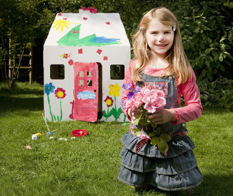 西方人,儿童,一个人,家,木屋,跪,笑,微笑,露齿笑,横图,室外,白天,正面,抽象,绘画,纯洁,草地,草坪,树林,植物,窗户,门,欧洲,欧洲人,仅一个女性,仅一个人,握,阴影,服装,艺术,盛开,光线,彩绘,图案,影子,艺术品,古典,拿,花蕾,拿着,注视,休闲装,文化,玻璃窗,住宅,草,花,花瓣,花朵,鲜花,树,树木,小孩,衣服,粉色,绿色,阳光,自然,工艺品,门框,花苞,花蕊,观察,看,品味,仅一个小孩,休闲,概念,休闲服,可爱,童年,童趣,握着,服饰,生长,成长,观看,美术,察看,高雅,关注,童真,烂漫,无邪,美学,图文,天真,女孩,女人,女性,白种人,孩子,跪着,彩图,全身,涂鸦,茅舍,茅屋,棚屋,小木屋,小屋,女生