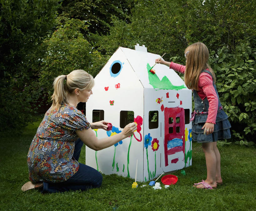 西方人,儿童,中年人,两个人,家庭,母亲,女儿,家,木屋,站,跪,笑,微笑,露齿笑,横图,室外,白天,侧面,纯洁,植物,欧洲,欧洲人,握,服装,装饰,笔,头饰,办公用品,拿,拿着,注视,休闲装,住宅,文具,树,树木,小孩,衣服,绿色,自然,发夹,发饰,画笔,夹子,饰品,学习用品,观察,看,站着,休闲,温暖,温馨,母女,一家人,休闲服,可爱,母爱,童年,童趣,握着,服饰,生长,成长,观看,颜料,华丽,修饰,文具用品,点缀,和睦,察看,关注,童真,烂漫,无邪,配饰,衬托,美观,雅致,雅观,天真,女孩,女人,女性,中年女性,白种人,孩子,跪着,画画,站立,彩图,全身,茅舍,茅屋,棚屋,小木屋,小屋,融洽,女生