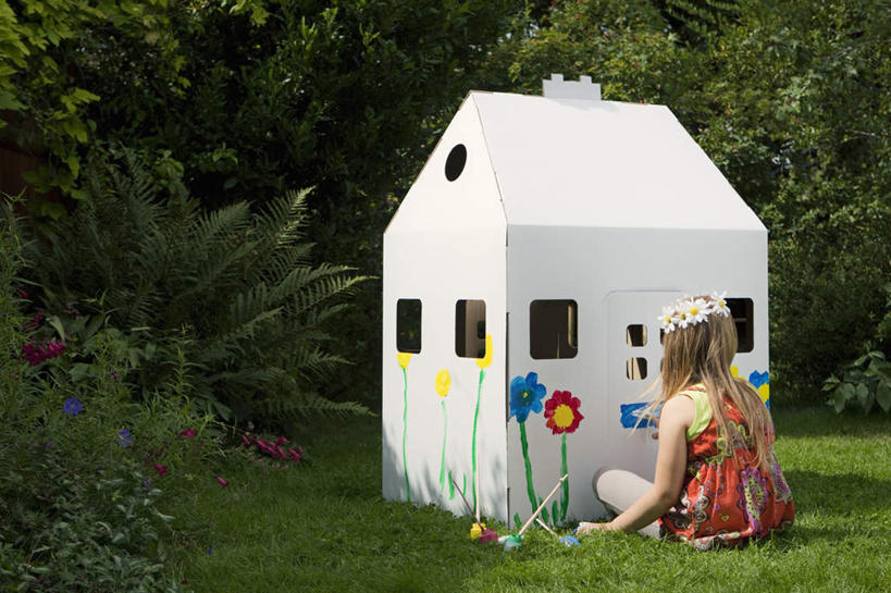 西方人,儿童,一个人,家,木屋,坐,横图,室外,白天,抽象,绘画,纯洁,草地,草坪,树林,植物,窗户,门,欧洲,欧洲人,仅一个女性,仅一个人,握,阴影,艺术,盛开,光线,笔,彩绘,花环,图案,影子,办公用品,艺术品,古典,拿,花蕾,拿着,文化,玻璃窗,住宅,文具,草,花,花瓣,花朵,鲜花,树,树木,小孩,背面,绿色,阳光,自然,画笔,学习用品,工艺品,门框,花苞,花蕊,品味,仅一个小孩,概念,可爱,童年,童趣,握着,生长,成长,颜料,文具用品,美术,高雅,童真,烂漫,无邪,美学,图文,天真,女孩,女人,女性,白种人,孩子,画画,坐着,彩图,全身,涂鸦,茅舍,茅屋,棚屋,小木屋,小屋,女生