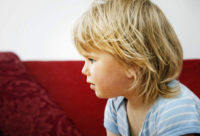 西方人,儿童,一个人,客厅,坐,横图,室内,白天,侧面,纯洁,靠垫,沙发,欧洲,欧洲人,仅一个男性,仅一个人,服装,墙,靠枕,注视,休闲装,墙壁,墙面,小孩,衣服,红色,白色,垫子,枕头,观察,看,仅一个小孩,休闲,休闲服,可爱,童年,童趣,服饰,观看,察看,起居室,关注,布艺沙发,童真,烂漫,无邪,客堂,天真,男孩,男人,男性,白种人,孩子,坐着,半身,彩图,男生