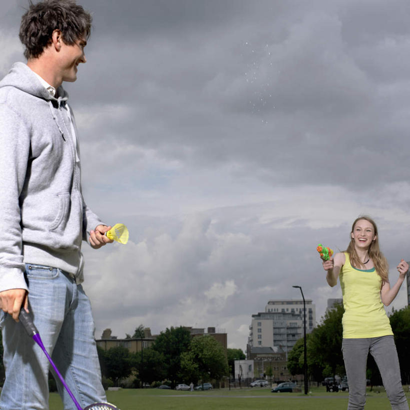 西方人,两个人,家,站,笑,微笑,露齿笑,方图,室外,白天,仰视,爱情,羽毛球,草地,草坪,树林,植物,羽毛,欧洲,欧洲人,握,服装,房屋,屋子,乌云,云,阴天,云朵,公寓,球拍,羽毛球拍,羽毛球装备,浪漫,拿,云彩,拿着,注视,休闲装,运动器械,洋房,楼房,住宅,草,树,树木,衣服,绿色,天空,自然,天,观察,看,站着,休闲,温暖,温馨,休闲服,健身器械,恩爱,握着,恋人,服饰,生长,成长,观看,和睦,察看,昏暗,阴沉,关注,健身器材,羽毛球球拍,羽毛球运动,男人,男性,年轻男性,年轻女性,女人,女性,白种人,情侣,站立,半身,彩图,低角度拍摄,房子,伴侣,融洽,运动器材