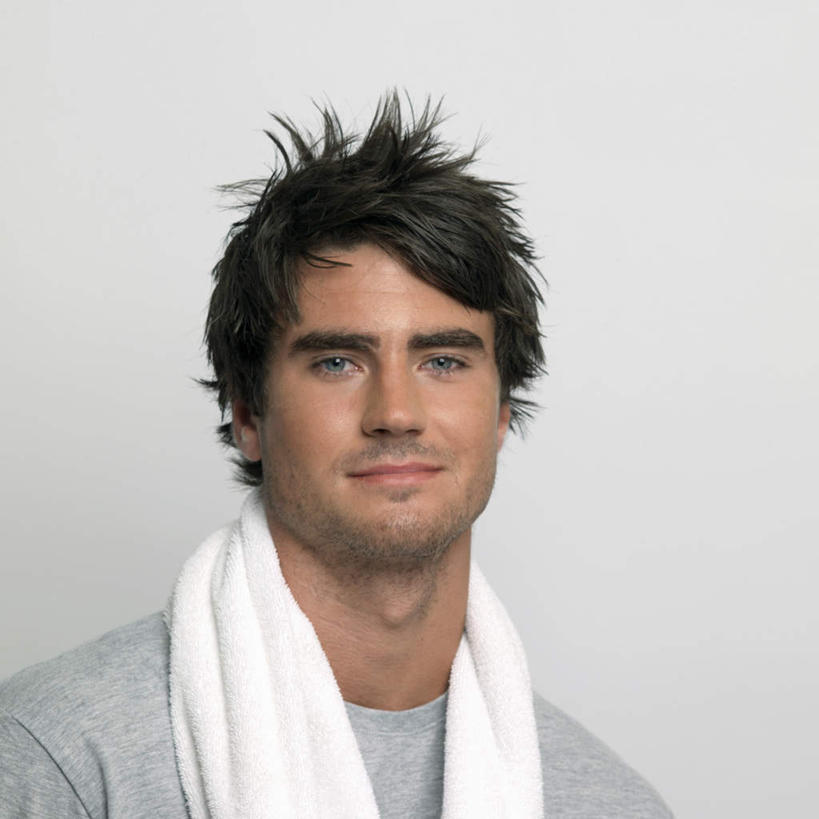 西方人,脸,头,脸颊,头发,一个人,站,笑,微笑,方图,室内,特写,白天,白色背景,正面,欧洲,欧洲人,仅一个男性,仅一个人,阴影,服装,装饰,反射,影子,注视,休闲装,肩膀,仅一个年轻男性,衣服,黑色,灰色,围巾,观察,看,站着,休闲,温暖,休闲服,摄影,服饰,影棚,围脖,观看,保暖,华丽,点缀,察看,御寒,关注,衬托,美观,雅致,雅观,男人,男性,年轻男性,白种人,头部,脸部,脸蛋,面部,站立,半身,彩图,影棚拍摄,拍摄,短发