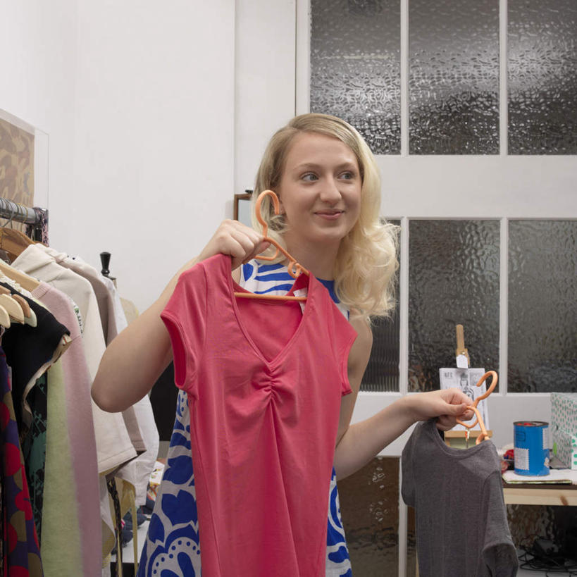 西方人,一个人,商店,站,笑,微笑,方图,室内,白天,正面,购物,消费,窗户,落地窗,超市,橱窗,衣架,欧洲,欧洲人,仅一个年轻女性,仅一个女性,仅一个人,握,服装,拿,拿着,注视,休闲装,玻璃窗,衣服,观察,看,站着,休闲,休闲服,握着,金融,百货,服饰,观看,察看,挑选,服装店,关注,选择,选购,贸易,百货公司,服饰店,玻璃橱窗,血拼,采选,遴选,筛选,挑拣,挑撰,年轻女性,女人,女性,白种人,挂衣架,晾衣架,站立,半身,彩图,购物商场,购物中心,商业中心