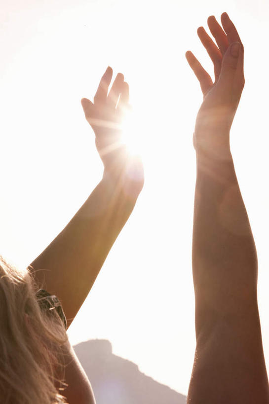 西方人,一个人,举,竖图,室外,白天,仰视,太阳,欧洲,欧洲人,仅一个年轻女性,仅一个女性,仅一个人,阴影,光线,墨镜,眼镜,影子,注视,天空,阳光,太阳镜,太阳眼镜,天,观察,看,托,遮阳镜,晴朗,观看,察看,关注,万里无云,年轻女性,女人,女性,白种人,晴空,晴空万里,举起,举手,举着,抬头,向上举,向上伸,向上托,仰头,半身,彩图,低角度拍摄,眩光