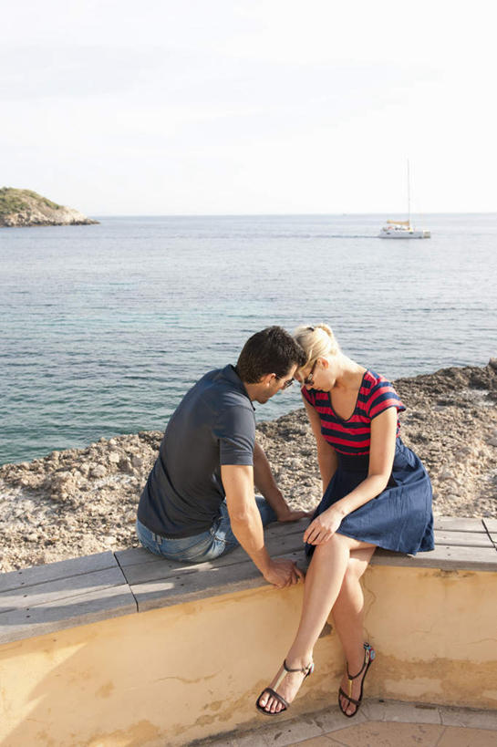 西方人,两个人,栏杆,坐,竖图,室外,白天,侧面,高跟鞋,裙子,爱情,时尚,海浪,海洋,沙滩,鞋子,欧洲,欧洲人,阴影,服装,光线,扶手,沙子,影子,海岸,浪花,水平线,辽阔,海平线,沙地,浪漫,注视,休闲装,护栏,衣服,蓝色,蓝天,天空,阳光,海水,天,低头,观察,看,靠,靠着,休闲,广阔,温暖,温馨,休闲服,恩爱,短裙,恋人,服饰,晴朗,观看,半身裙,一望无际,和睦,察看,关注,时髦,海景,万里无云,时兴,无边无际,一马平川,男人,男性,年轻男性,年轻女性,女人,女性,白种人,情侣,大海,风浪,海,海水的波动,海滩,近岸浪,涌浪,晴空,晴空万里,坐着,彩图,全身,伴侣,融洽,水天相接,水天一线