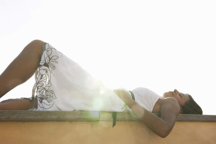 西方人,一个人,栏杆,躺,闭眼,笑,微笑,横图,室外,白天,侧面,裙子,欧洲,欧洲人,仅一个女性,仅一个人,阴影,连衣裙,光线,影子,围栏,护栏,蓝色,蓝天,天空,阳光,抹胸,天,仅一个中年女性,晴朗,万里无云,抹胸裙,卧着,女人,女性,中年女性,白种人,晴空,晴空万里,闭眼睛,闭着眼,闭着眼睛,躺着,卧,半身,彩图