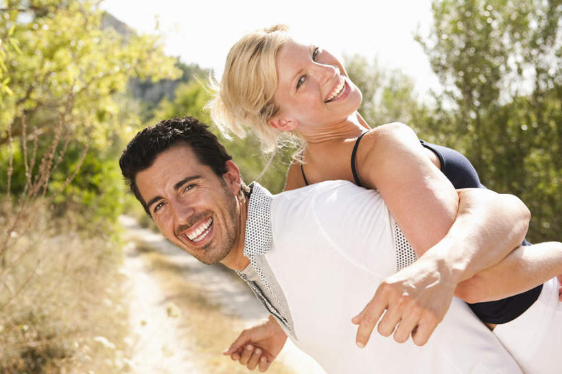 西方人,背,两个人,家庭,夫妻,站,笑,微笑,露齿笑,横图,室外,白天,侧面,T恤衫,爱情,山,植物,吊带,欧洲,欧洲人,阴影,服装,光线,影子,山峰,山峦,浪漫,T恤,注视,吊带衫,休闲装,树,树木,衣服,绿色,白色,黑色,天空,阳光,自然,天,背着,观察,看,站着,休闲,温暖,温馨,一家人,休闲服,恩爱,恋人,服饰,生长,成长,观看,和睦,察看,关注,背负,男人,男性,年轻女性,女人,女性,中年男性,白种人,年轻人,夫妇,情侣,站立,半身,彩图,伴侣,融洽