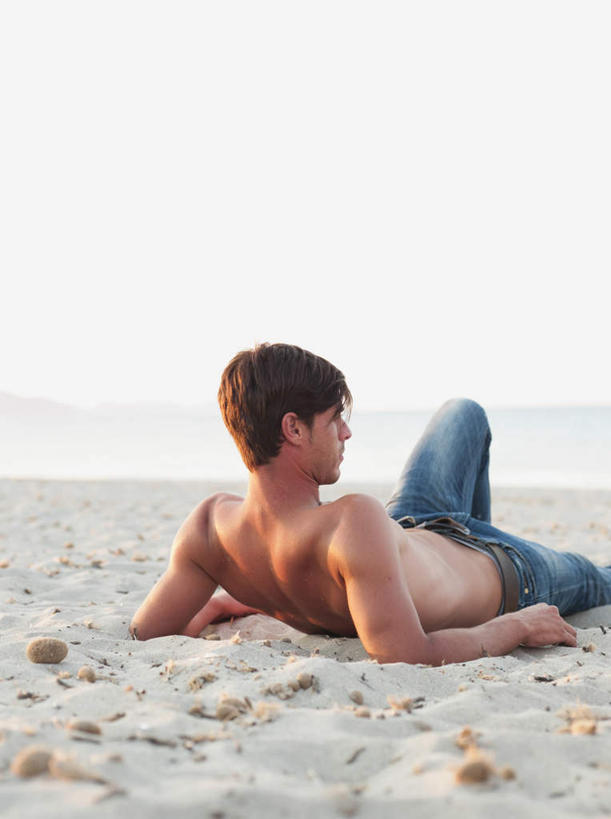 西方人,一个人,躺,竖图,室外,白天,海浪,海洋,沙滩,欧洲,欧洲人,仅一个男性,仅一个人,撑,裤子,沙子,海岸,浪花,沙地,注视,牛仔裤,裸露,仅一个年轻男性,背面,天空,海水,天,观察,看,观看,察看,撑着,关注,裸,海景,卧着,男人,男性,年轻男性,白种人,大海,风浪,海,海水的波动,海滩,近岸浪,涌浪,躺着,卧,半身,彩图