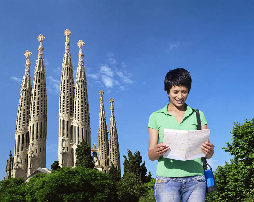 西方人,一个人,教堂,站,笑,微笑,露齿笑,横图,室外,白天,仰视,T恤衫,旅游,度假,河流,水,植物,标志建筑,道路,地标,建筑,地图,西班牙,欧洲,巴塞罗那,欧洲人,仅一个女性,仅一个人,握,阴影,服装,裤子,节日,光线,信息,包,皮包,影子,河水,水流,云,云朵,交通,拿,T恤,云彩,拿着,注视,牛仔裤,休闲装,方向,文化,娱乐,建设,圣家族大教堂,树,树木,衣服,蓝色,绿色,白云,倒影,蓝天,天空,阳光,自然,天,观察,看,祈祷,站着,仅一个中年女性,享受,休闲,健康,休闲服,旅游胜地,放松,握着,许愿,宗教,服饰,信仰,生长,晴朗,成长,观看,引导,指引,纪念,祈求,单肩包,察看,关注,南欧,信念,圣家堂,西班牙王国,巴塞罗那市,神圣家族教堂,圣家赎罪堂,反照,平安,女人,女性,中年女性,白种人,晴空,站立,半身,彩图,低角度拍摄,大教堂,礼拜堂,导航